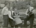 /album/trocha-historie-nikoho-nezabije/spokojeni-janasovi-1960-jpg/